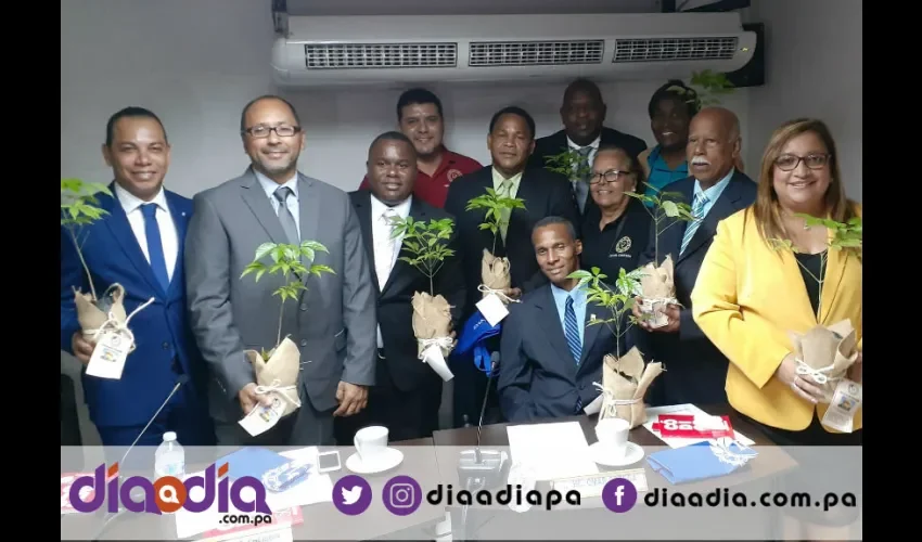 A cada uno de los nueve concejales les entregaron un plantón de guayacán. Foto: Jesús Simmons