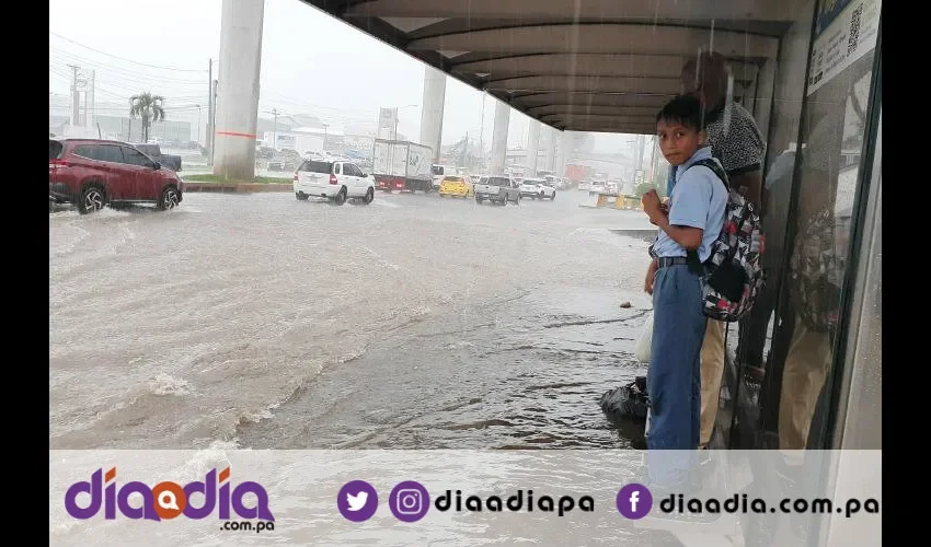 La quebrada que se desbordó convirtió la vía Domingo Díaz en un gran río con una fuerte corriente. Foto: Jesús Simmons