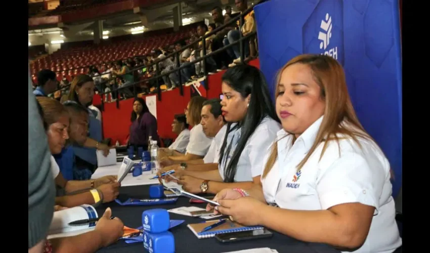 Foto ilustrativa de la recepción de hojas de vidas. 