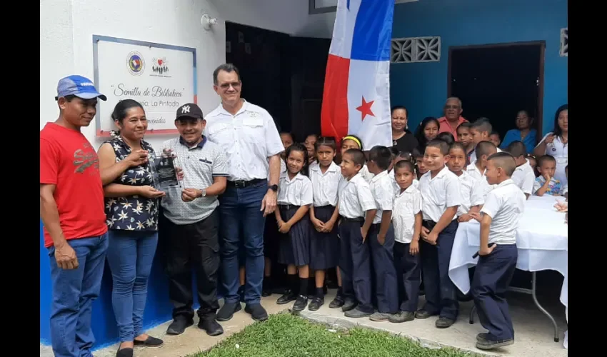 Foto ilustrativa de la entrega de la biblioteca. 