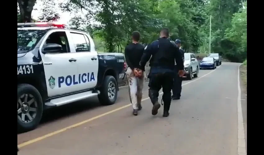 Los delincuentes fueron capturados durante un operativo de la Policía Nacional (PN) en una zona boscosa ubicada en la vía que conduce al poblado de Santa Cruz, corregimiento de El Arado, junto con el dinero robado. Foto: Eric Montenegro