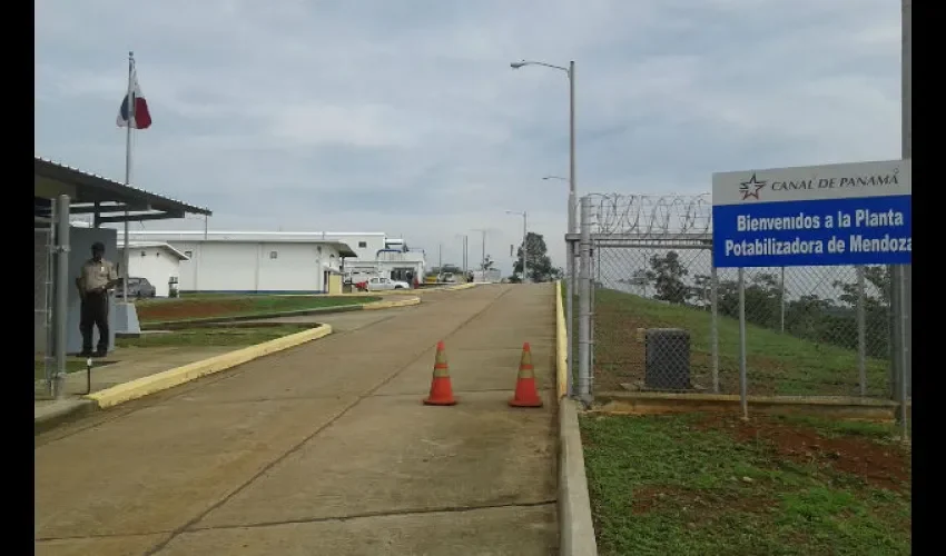 Foto ilustrativa de la entrada de la planta potabilizadora. 