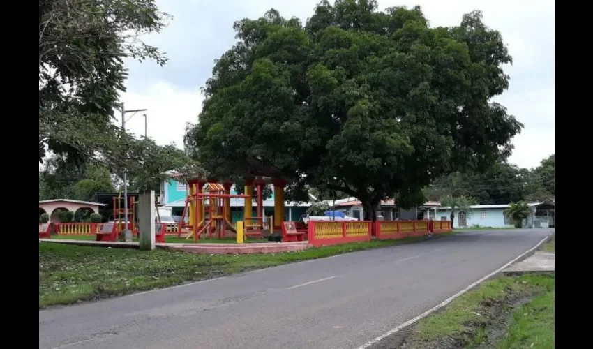 Tras un operativo organizado por el Ministerio Público (MP) y la Policía Nacional (PN) se efectúa la aprehesión del educador cuando salía de una casa de citas, ubicada en La Chorrera, junto a la estudiante, quien vestía el uniforme del centro escolar en el que cursa estudios en el corregimiento de Lídice de Capira.