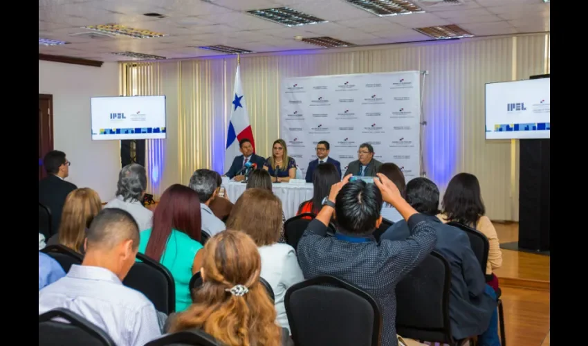 Foto ilustrativa de la conferencia de prensa. 