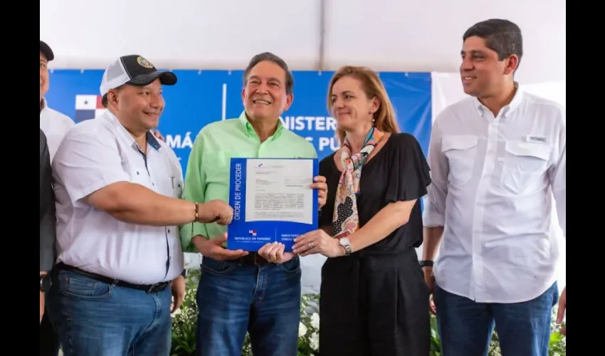 Foto ilustrativa de la entrega de la orden. 