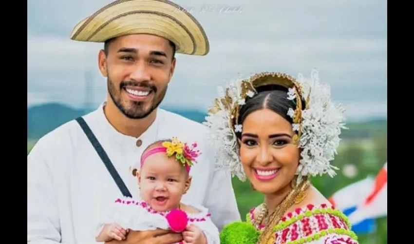 Mía se engalanó junto a sus padres. Foto: Instagram