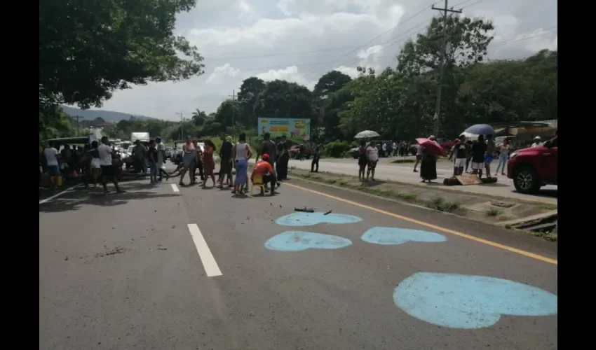 Ayer, durante una reunión las autoridades del Ministerio de Obras Públicas, Policía Nacional y la gobernadora Nora Escala, se comprometieron a pintar una línea zebra y mantener una unidad a policías entre las 6:00 pm y 9:00 p.m. 