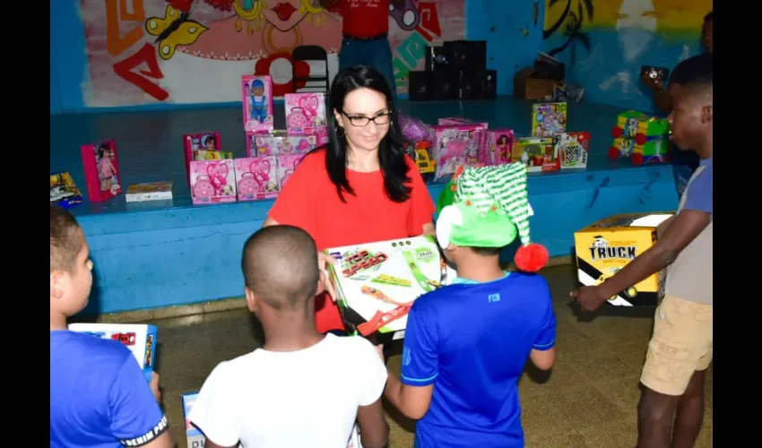 Los pequeños recibieron obsequios y pasaron una mañana agradable donde compartieron con la titular de la cartera social quien tuvo la oportunidad de conocer  las historias de estos niño y las situaciones familiares que los trajeron a vivir en este centro.