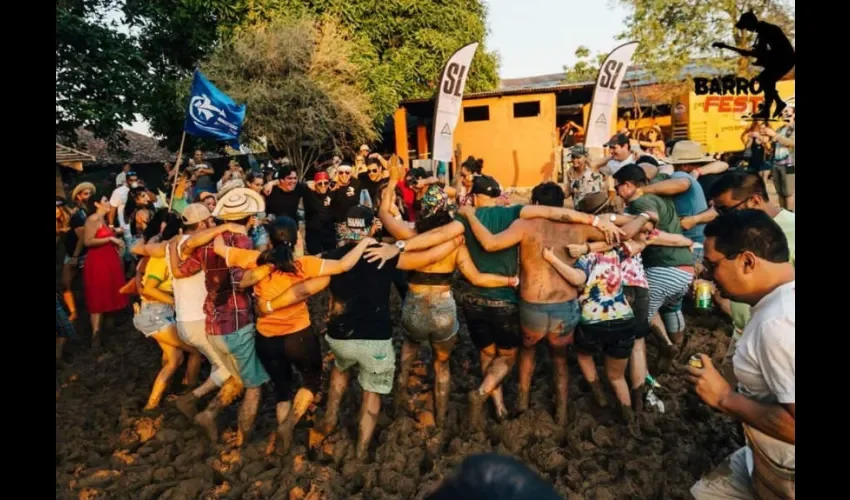 A este festival llegan locales, citadinos y turistas de todas las edades. El Barro Fest crea contrastes entre folclor y lo moderno; por ejemplo, en la edición anterior, un conjunto de baile típico realizó la danza del Torito Guapo al ritmo de la canción The Magnificent Seven de The Clash.