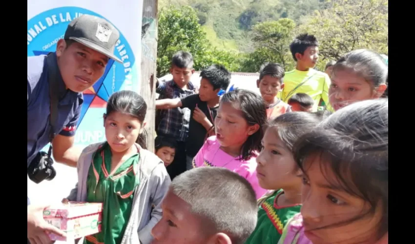 Más de seis horas le tomó llegar a la comisión del Conajunpa a la coordillera del Tabasará donde había más de 500 niños, quienes esperaban un regalo en día reyes.