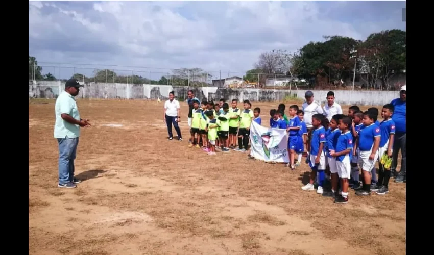 Allí decenas de niños, amigos y promotores deportivos, entre algunas autoridades, se dieron cita para el acto inaugural. 