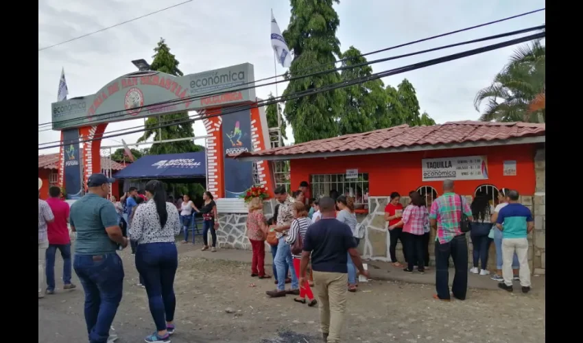 Foto ilustrativa de la entrada de la feria. 