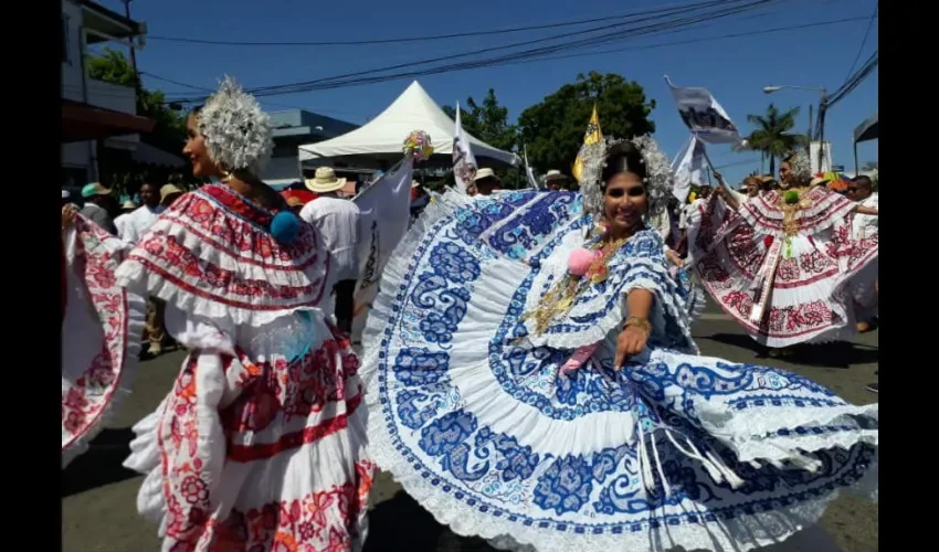 Se espera la participación de miles de empolleradas en la ruta del desfile. 