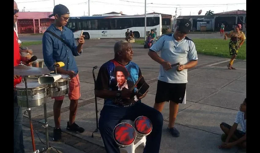  "El próximo domingo 16 de febrero fueron invitados para presentarse en el parque de Santa Ana. Esto significa que desde las 11:00 a.m. habrá cultura percusiva y gratuita para todos los asistentes al Mercado de Pulgas que se desarrollará en este sitio.