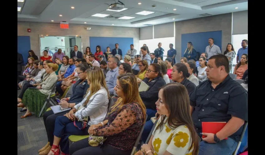 A través de esta coordinación responsable con el Minsa y el apoyo de Panamá Pacífico se consensuó que los estudiantes, sanos, procedentes de lugares donde no se ha registrado brotes del virus, estarán en el lugar asignado por el Sinaproc hasta el 20 de febrero próximo. Este jueves el presidente de la República, Laurentino Cortizo visitó a los jóvenes en observación.