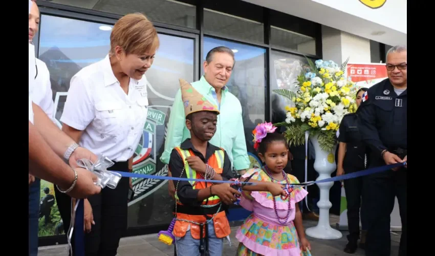 Foto ilustrativa de la inauguración de la oficina. 