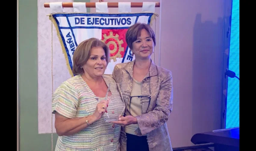 Foto ilustrativa de la entrega del premio. 