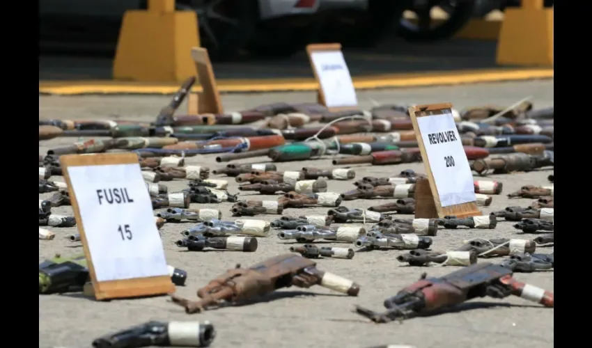 Se trata de 200 revólveres, 212 pistolas, 15 fusiles, 42 escopetas, 38 rifles, 3 subametralladoras, 4 pellet, 3 carabinas, adicional, 307 proveedores y 6,024 municiones, decomisadas en acciones preventivas en todo el país.