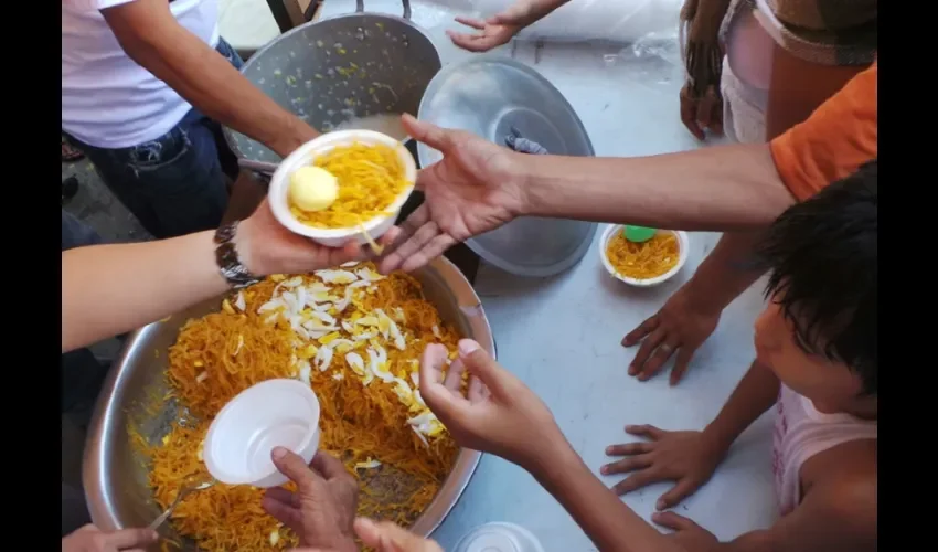 Foto ilustrativa de entrega de comida. 