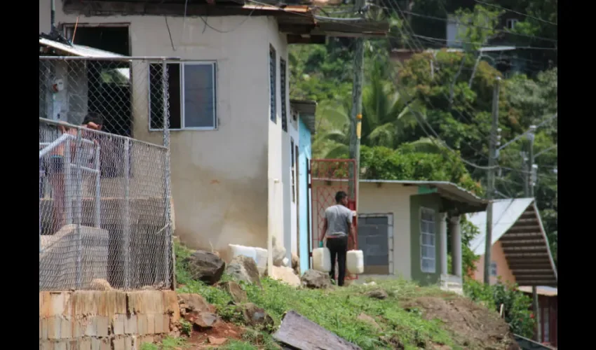 De forma interinstitucional, expresó el Dr. Cedeño, se continuará proveyendo a las familias dentro del cerco sanitario, de alimentos, atención social y medicamentos.