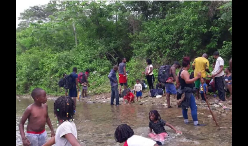 Foto ilustrativa de un grupo de migrantes. 