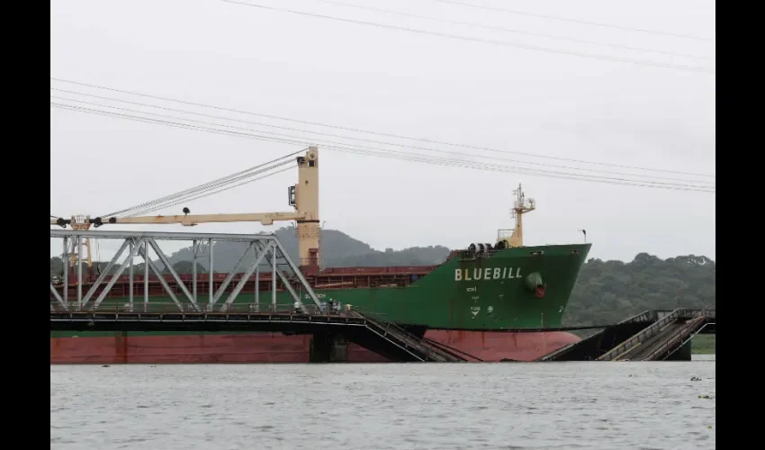  Vista de un buque de carga con el nombre de BLUEBILL que colisionó contra el puente del ferrocarril sobre el río Chagres, en el área de Gamboa este martes en el Canal de Panamá. Un comunicado de la Autoridad del Canal de Panamá (ACP), informa que se le notificó a la empresa del ferrocarril de Panamá sobre el daño que sufrió la estructura del puente que fue construido en el año 1908. De acuerdo con la ACP el resto de las operaciones y el tránsito por la vía acuática continúan de manera regula. 