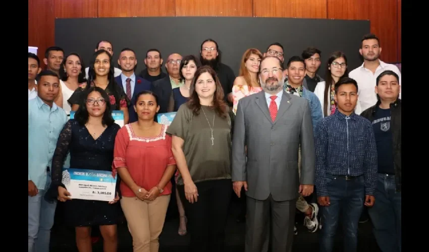 Foto ilustrativa de los participantes. 