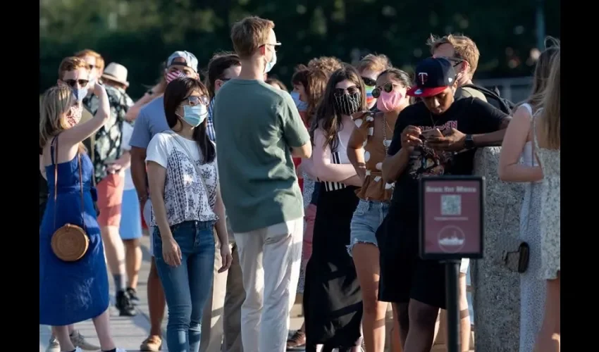 Foto ilustrativa de personas con mascarillas. EFE 