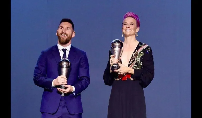 Megan Rapinoe junto a Lionel Messi.