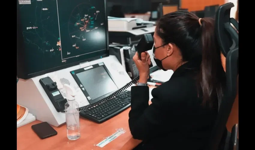 Foto ilustrativa del personal de control en la Aeronáutica.  