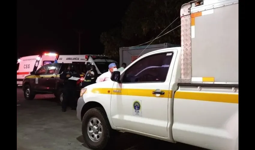 El accidente se registró en un tramo de la autopista Arraiján-La Chorrera en dirección al oeste del país, sobre 12:00 de la medianoche. Foto: Eric Montenegro. 