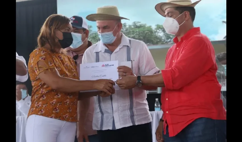 Foto ilustrativa de la entrega de certificados. 