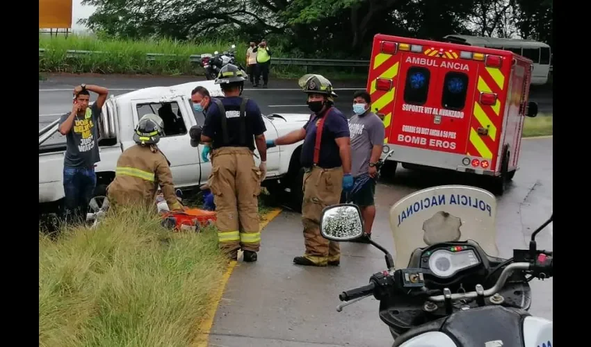 Los heridos fueron atendidos por paramédicos de Sume 911 y Servicio de Atención Médica Prehospitalaria de Rescate (Samer). Foto: Eric Montenegro. 