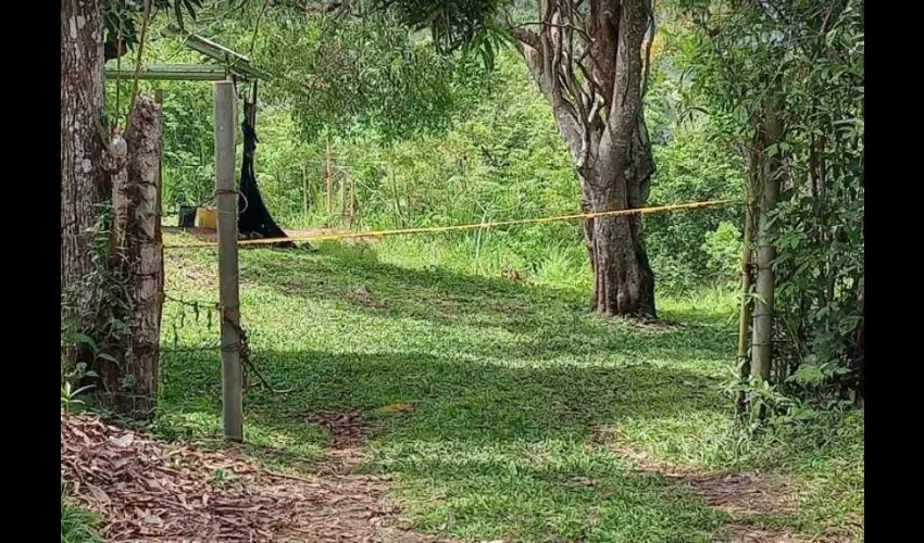 Ambos cuerpos se encontraban cerca de un árbol de mango y próximo a una casa deshabitada. Foto: Eric Montenegro. 