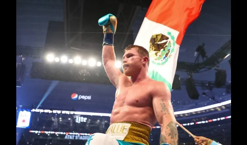 Fotografía cedida por Matchroom donde aparece el mexicano Saúl "Canelo" Álvarez mientras celebra su victoria contra el británico Billy Joe Saunders ayer sábado en el estadio AT&T en Arlington, Texas. Canelo Álvarez derrotó por nocaut al inglés Saunders. EFE/Ed Mulholland/Matchroom. 