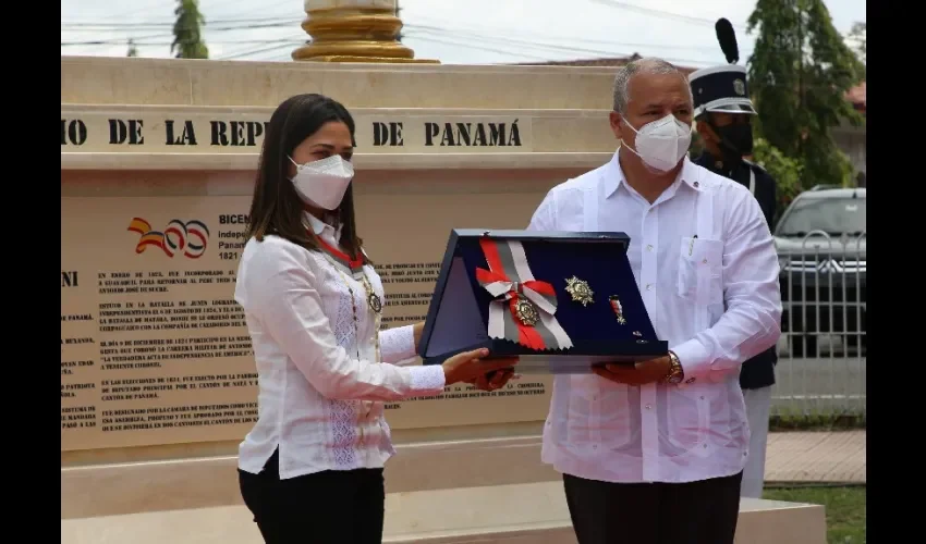 Foto ilustrativa de la entrega del reconocimiento. 