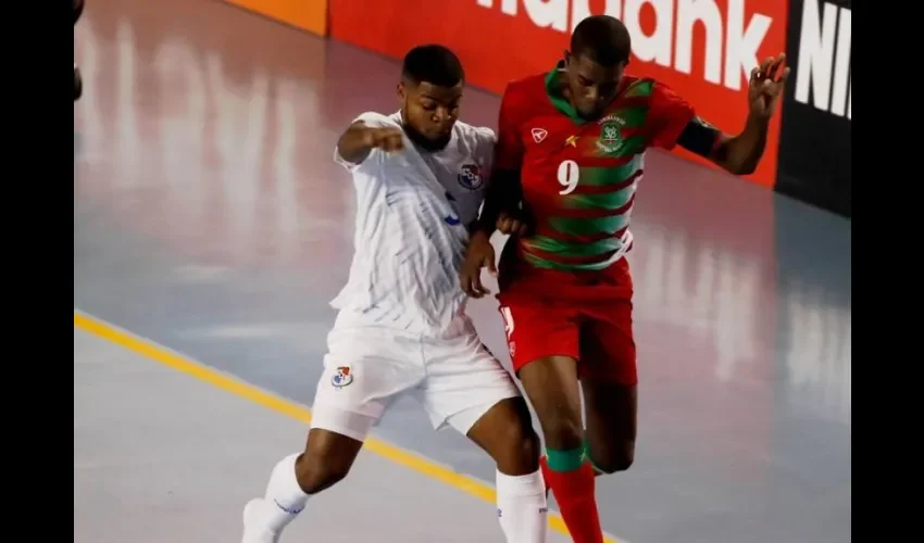 El panameño Oscar Hinks (i) disputa el balón con Ike Adams (d) de Surinam, durante un partido por la fase de grupos del pre-mundial de la CONCACAF de Fútbol Sala entre Panamá y Surinam hoy, en Ciudad de Guatemala (Guatemala). EFE. 