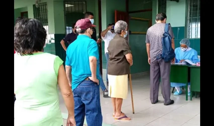 Esta nueva jornada de vacunación en el circuito 8-1 es solo para las personas que ya habían recibido la primera dosis de la vacuna. Foto: Eric Montengro. 