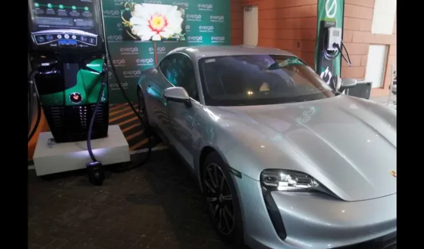 Fotografía de un carro eléctrico en un punto de recarga, el 2 de diciembre de 2021, en Ciudad de Panamá (Panamá). Foto: EFE. 