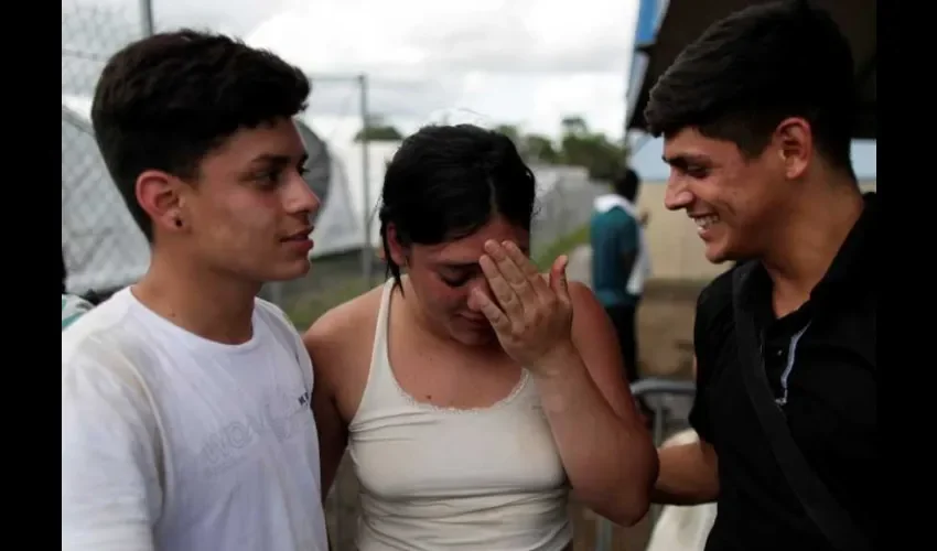  Jóvenes migrantes venezolanos hacen fila para ser registrados en el albergue de San Vicente el 23 de diciembre de 2021 en Darién (Panamá). Foto: EFE. 