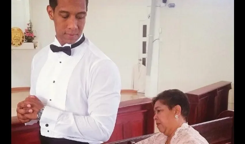 Junto a su madre el día de su boda.