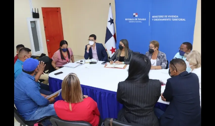 Un grupo de indígenas ngäbe buglé cerró parcialmente hace tres días la carretera interamericana cerca del puente sobre el río Viguí para exigir la culminación de obras y contratos de construcción de viviendas de interés social en el área comarcal. Foto: MIVIOT