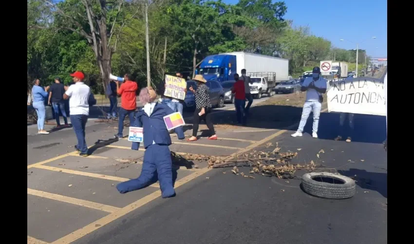 Tras la llegada de unidades de la Policía Nacional al punto, lo manifestantes foecejearon negándose a salir.  ​​​​​​​La vía fue despejada en su totalidad dándole paso a centenares de vehículos que atrapado en el cierre.