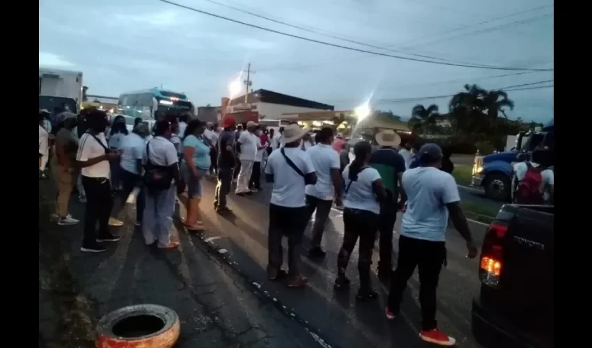 Esperan por el ministro de Obras Públicas, Rafael Sabonge. Foto: Michaell Gill