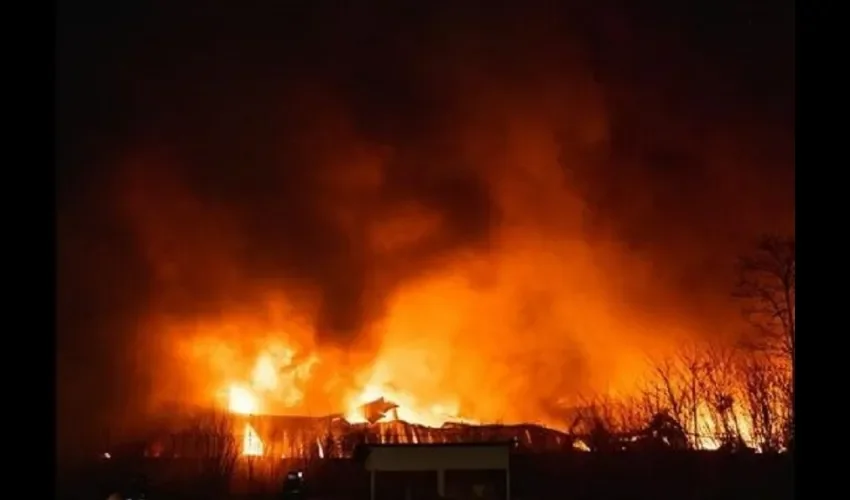 Algunas pequeñas localidades han sido evacuadas después de que el incendio se extendiera.