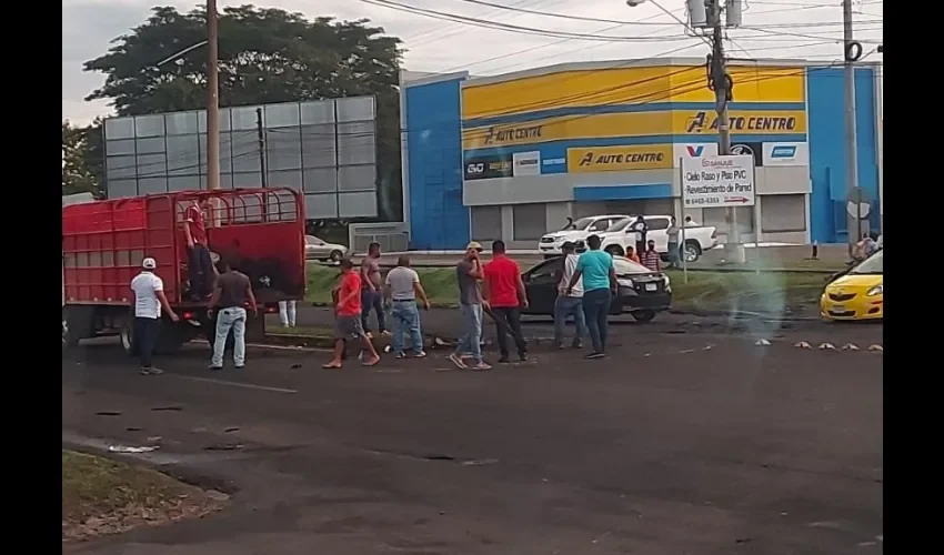 Manifestantes empiezan a limpiar las calles en Santiago. 