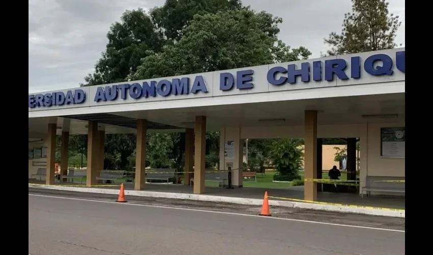 Entrada principal de la Universidad de Chiriquí. 