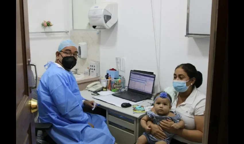 Los doctores se mantienen en constantes controles. 