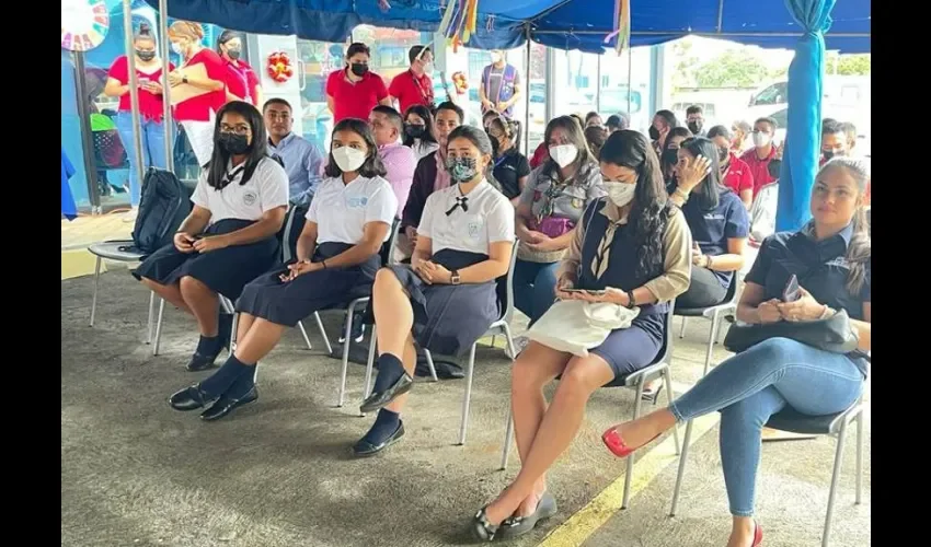 Participantes en la actividad por la jiventud. 