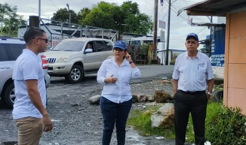 Momento en que la directora se mantiene realizando el recorrido. 